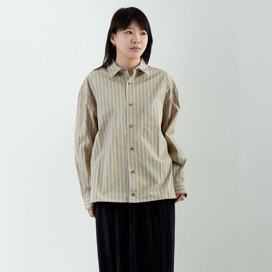 SLICK [スリック] 100/2 ストライプドローストリングシャツ [5155913] 505 BEIGE &&モデル身長：167cm 着用サイズ：0&&