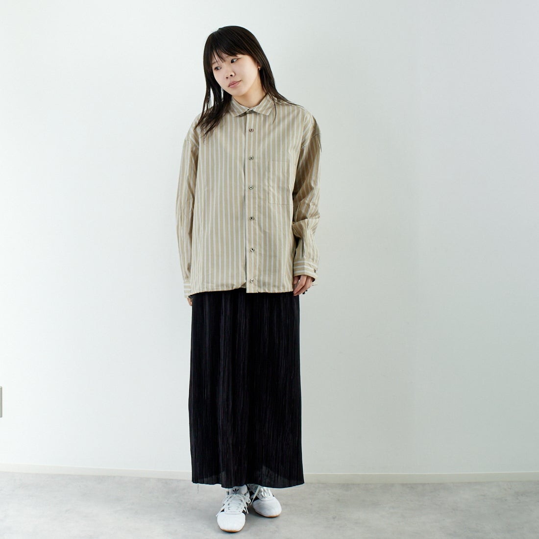 SLICK [スリック] 100/2 ストライプドローストリングシャツ [5155913] 505 BEIGE &&モデル身長：167cm 着用サイズ：0&&