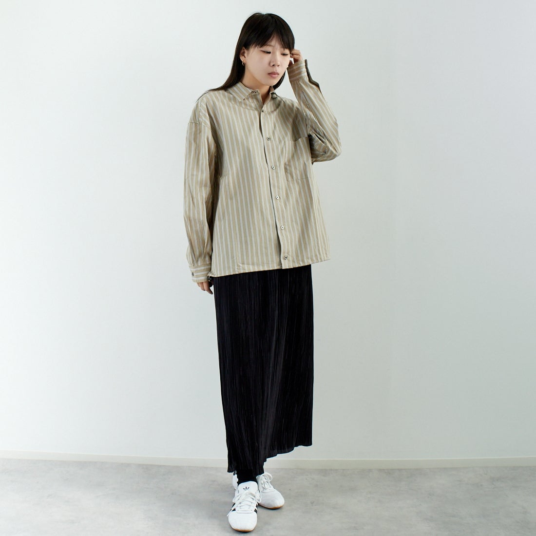 SLICK [スリック] 100/2 ストライプドローストリングシャツ [5155913] 505 BEIGE &&モデル身長：167cm 着用サイズ：0&&