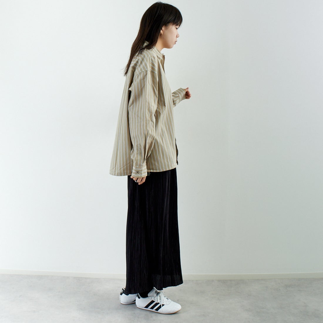 SLICK [スリック] 100/2 ストライプドローストリングシャツ [5155913] 505 BEIGE &&モデル身長：167cm 着用サイズ：0&&