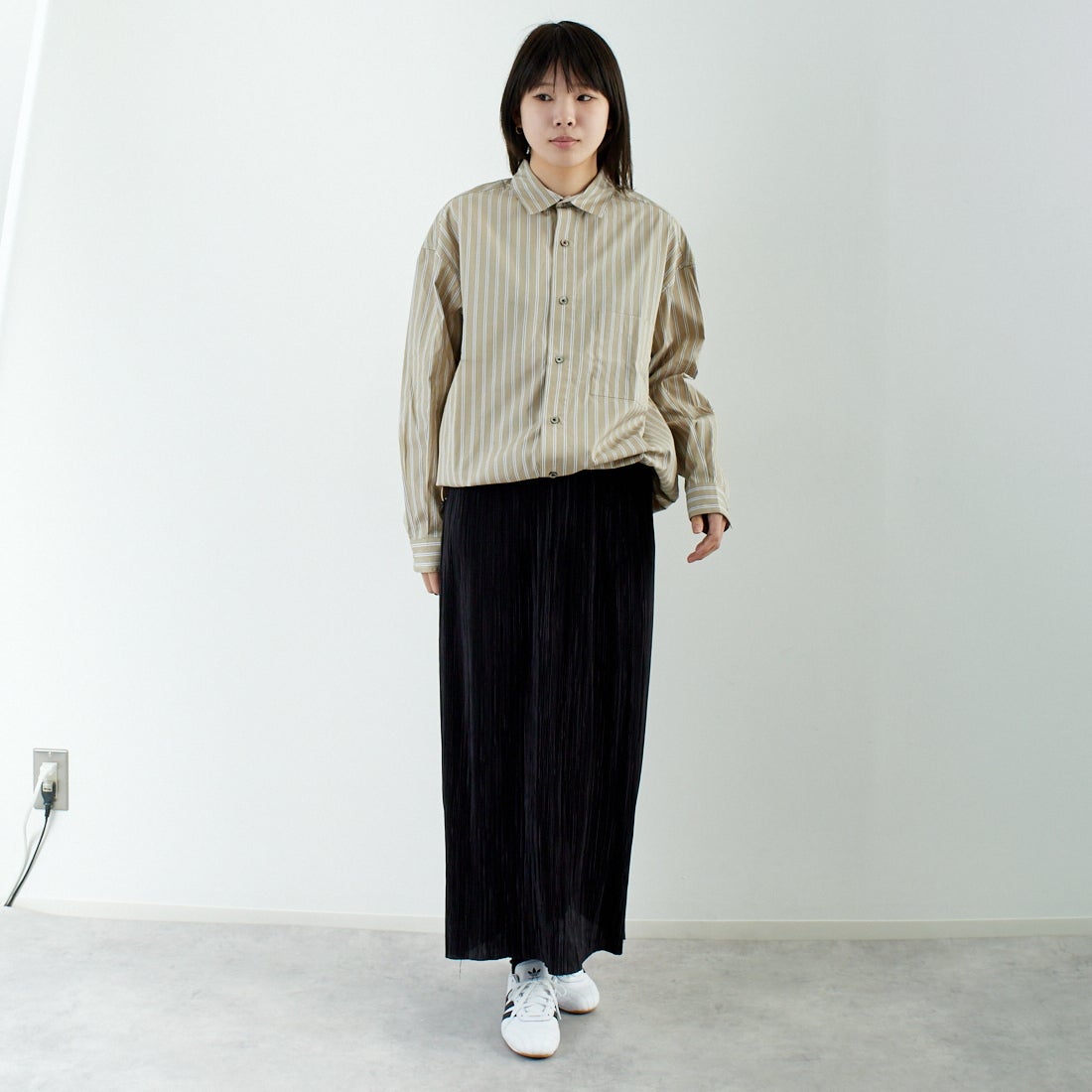 SLICK [スリック] 100/2 ストライプドローストリングシャツ [5155913] 505 BEIGE &&モデル身長：167cm 着用サイズ：0&&