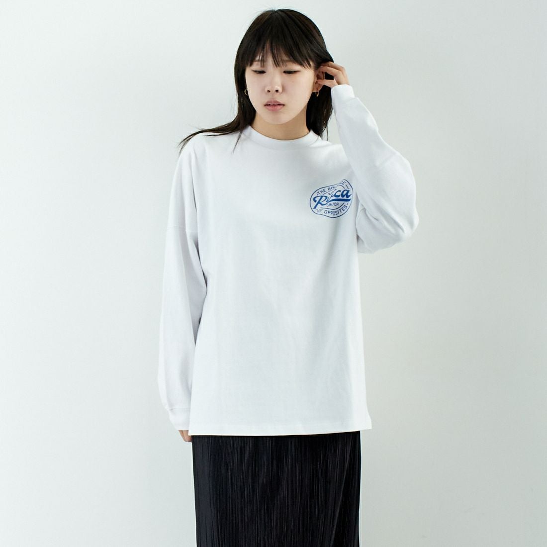 RVCA [ルーカ] スクリプトシールド ロングスリーブTシャツ [BF041-152] WHT &&モデル身長：167cm 着用サイズ：S&&