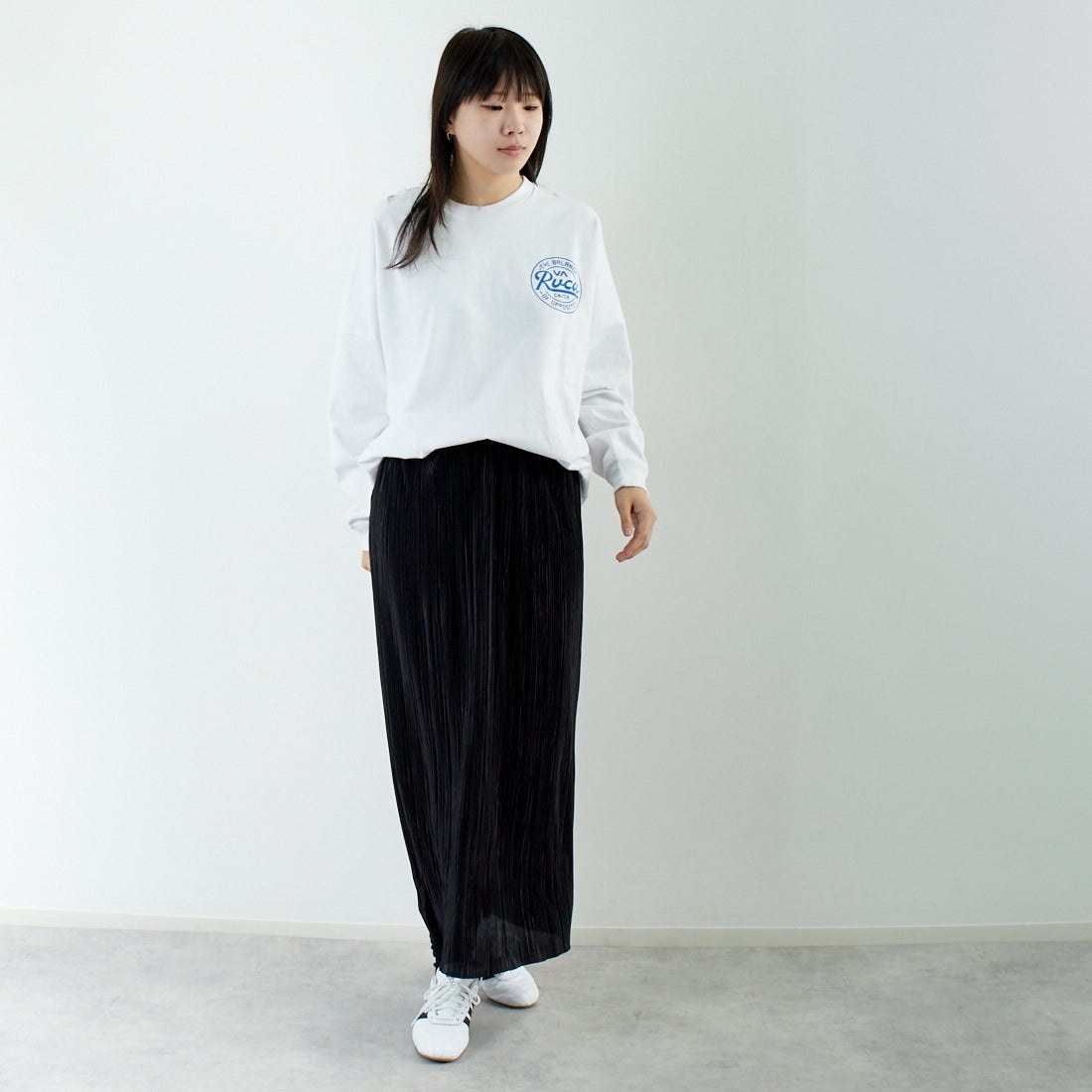 RVCA [ルーカ] スクリプトシールド ロングスリーブTシャツ [BF041-152] WHT &&モデル身長：167cm 着用サイズ：S&&