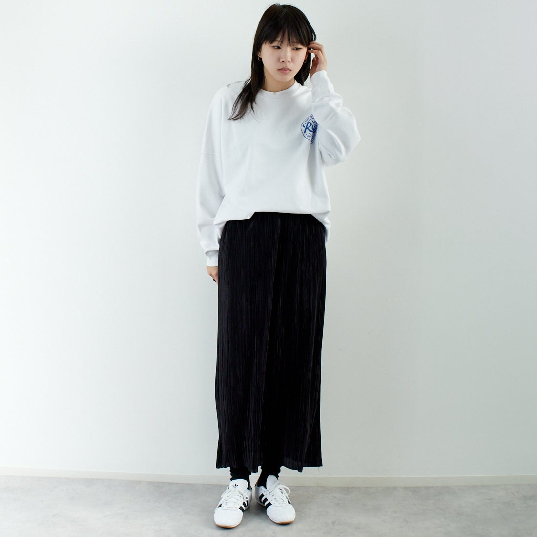 RVCA [ルーカ] スクリプトシールド ロングスリーブTシャツ [BF041-152] WHT &&モデル身長：167cm 着用サイズ：S&&