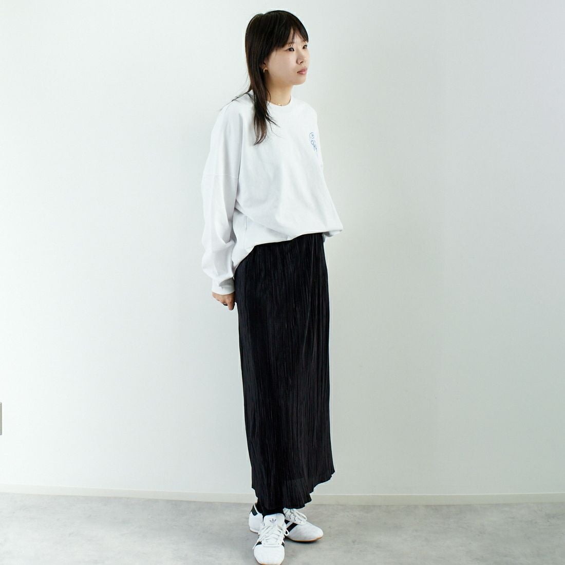 RVCA [ルーカ] スクリプトシールド ロングスリーブTシャツ [BF041-152] WHT &&モデル身長：167cm 着用サイズ：S&&