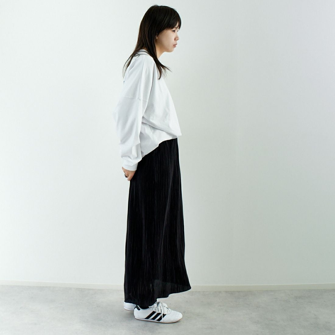 RVCA [ルーカ] スクリプトシールド ロングスリーブTシャツ [BF041-152] WHT &&モデル身長：167cm 着用サイズ：S&&