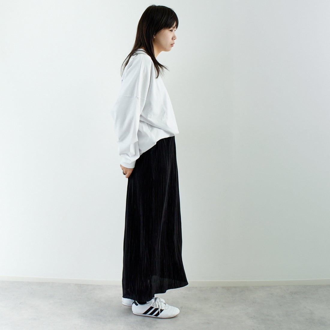 RVCA [ルーカ] スクリプトシールド ロングスリーブTシャツ [BF041-152] WHT &&モデル身長：167cm 着用サイズ：S&&