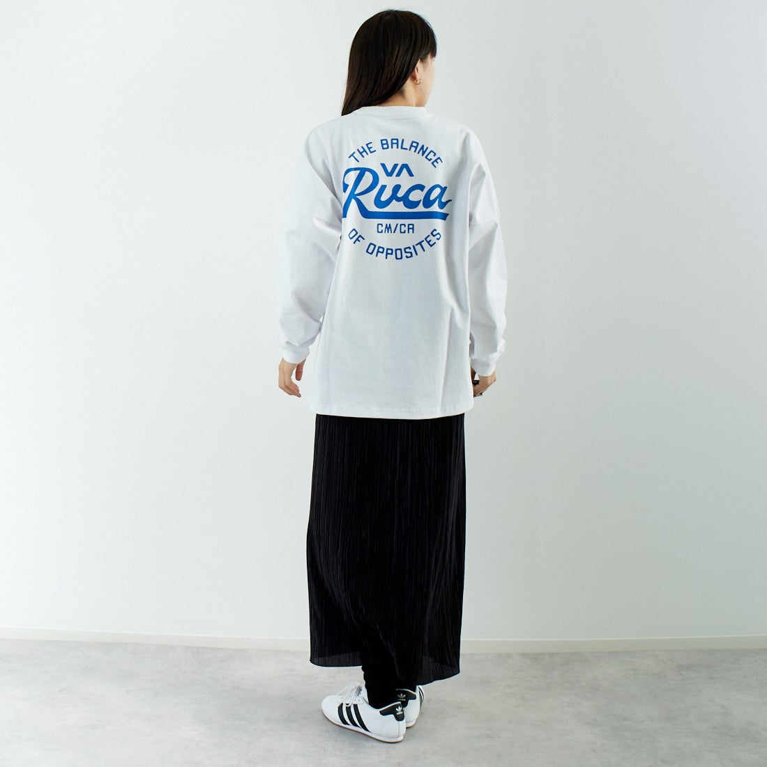 RVCA [ルーカ] スクリプトシールド ロングスリーブTシャツ [BF041-152] WHT &&モデル身長：167cm 着用サイズ：S&&