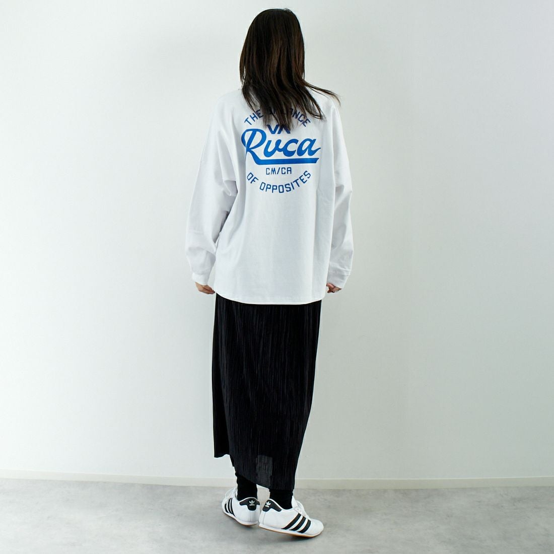 RVCA [ルーカ] スクリプトシールド ロングスリーブTシャツ [BF041-152] WHT &&モデル身長：167cm 着用サイズ：S&&