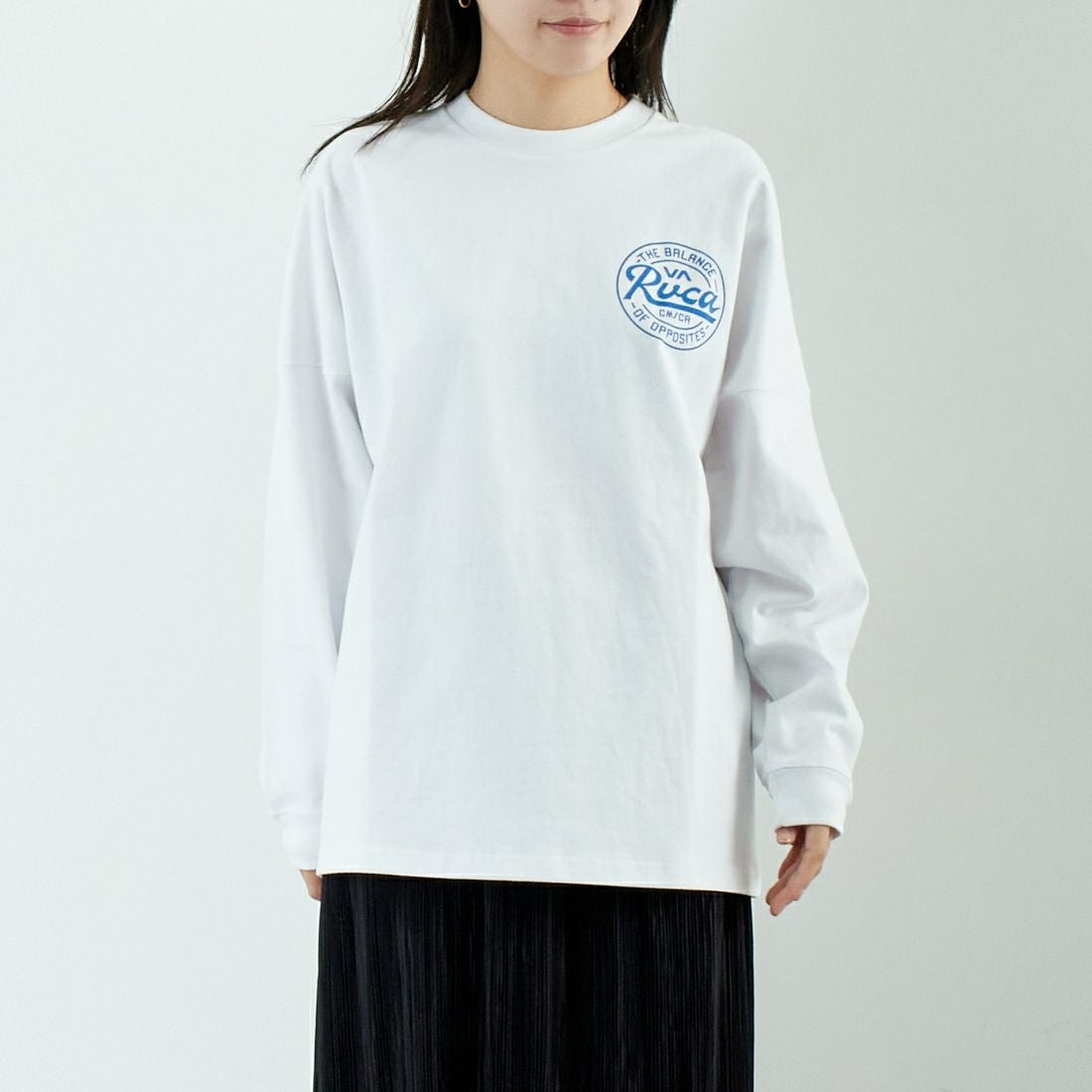 RVCA [ルーカ] スクリプトシールド ロングスリーブTシャツ [BF041-152] WHT &&モデル身長：167cm 着用サイズ：S&&