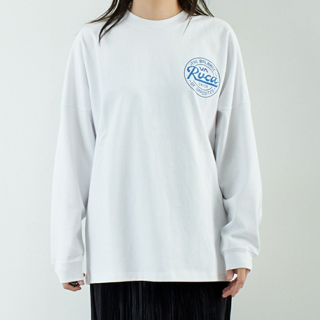 RVCA [ルーカ] スクリプトシールド ロングスリーブTシャツ [BF041-152] WHT &&モデル身長：167cm 着用サイズ：S&&