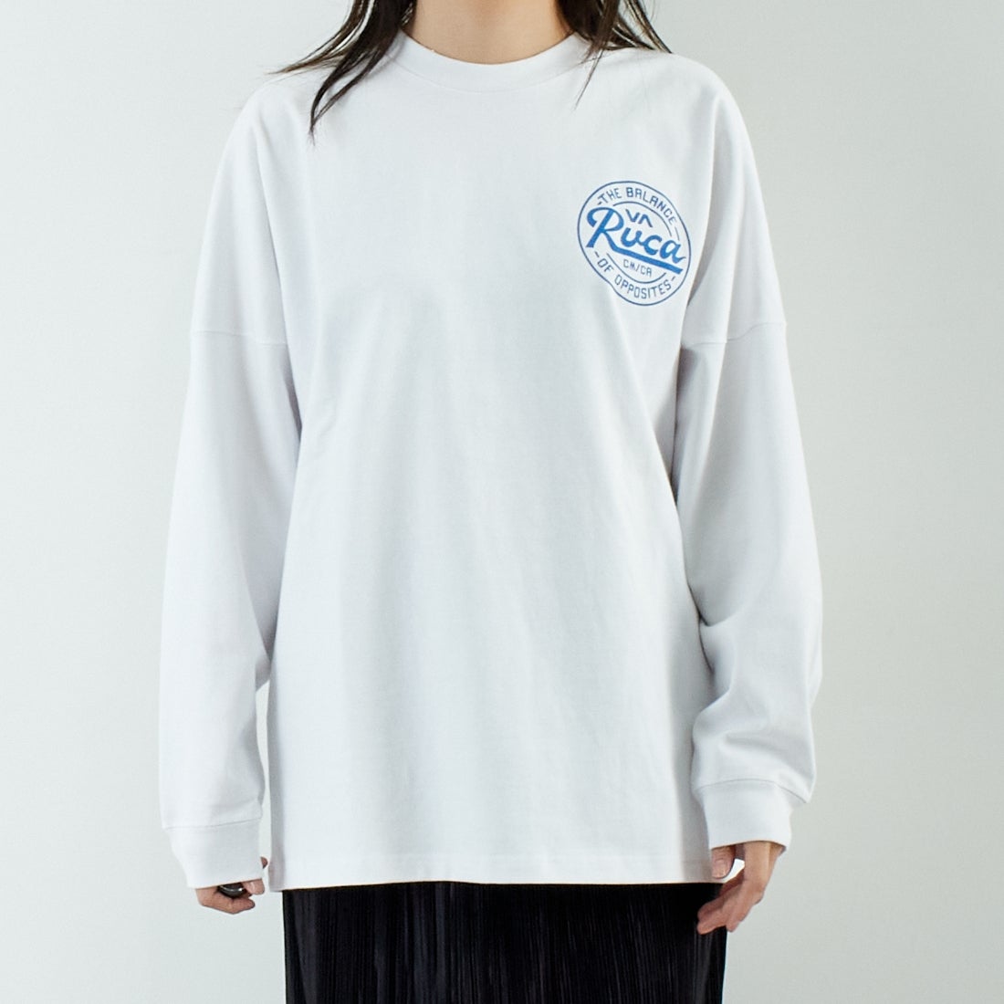 RVCA [ルーカ] スクリプトシールド ロングスリーブTシャツ [BF041-152] WHT &&モデル身長：167cm 着用サイズ：S&&