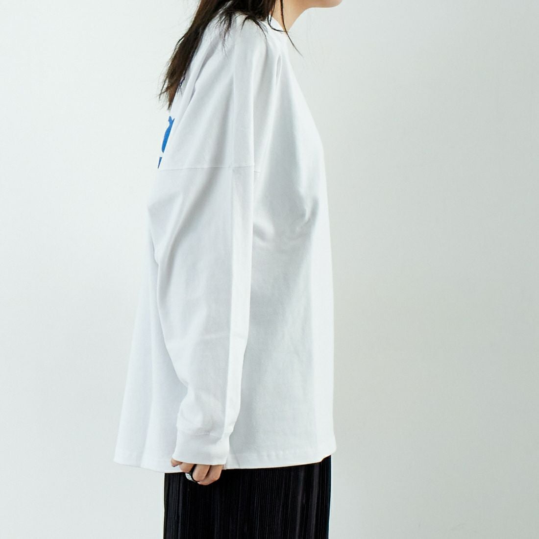 RVCA [ルーカ] スクリプトシールド ロングスリーブTシャツ [BF041-152] WHT &&モデル身長：167cm 着用サイズ：S&&