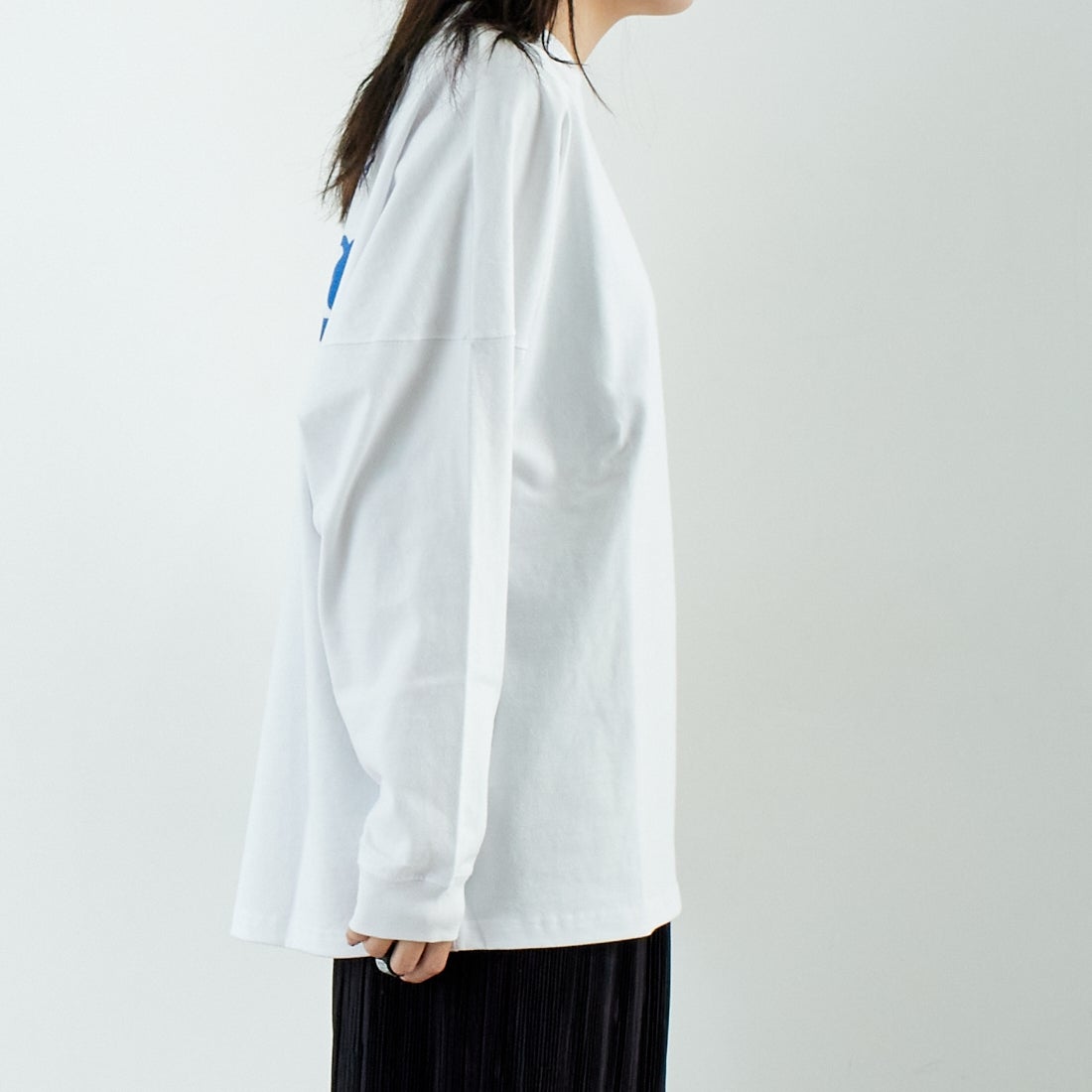 RVCA [ルーカ] スクリプトシールド ロングスリーブTシャツ [BF041-152] WHT &&モデル身長：167cm 着用サイズ：S&&