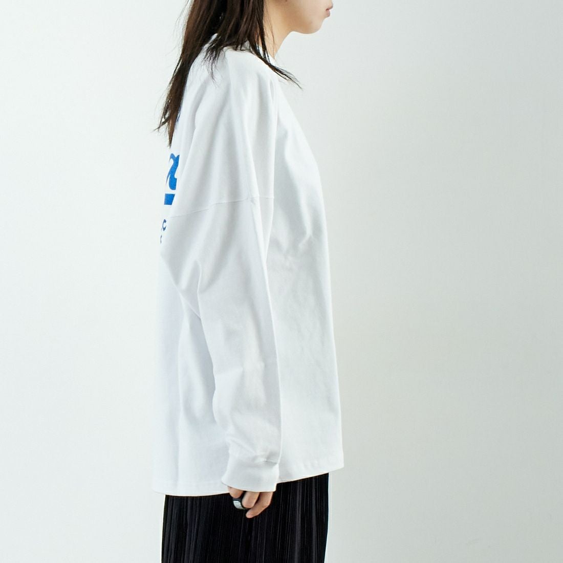 RVCA [ルーカ] スクリプトシールド ロングスリーブTシャツ [BF041-152] WHT &&モデル身長：167cm 着用サイズ：S&&