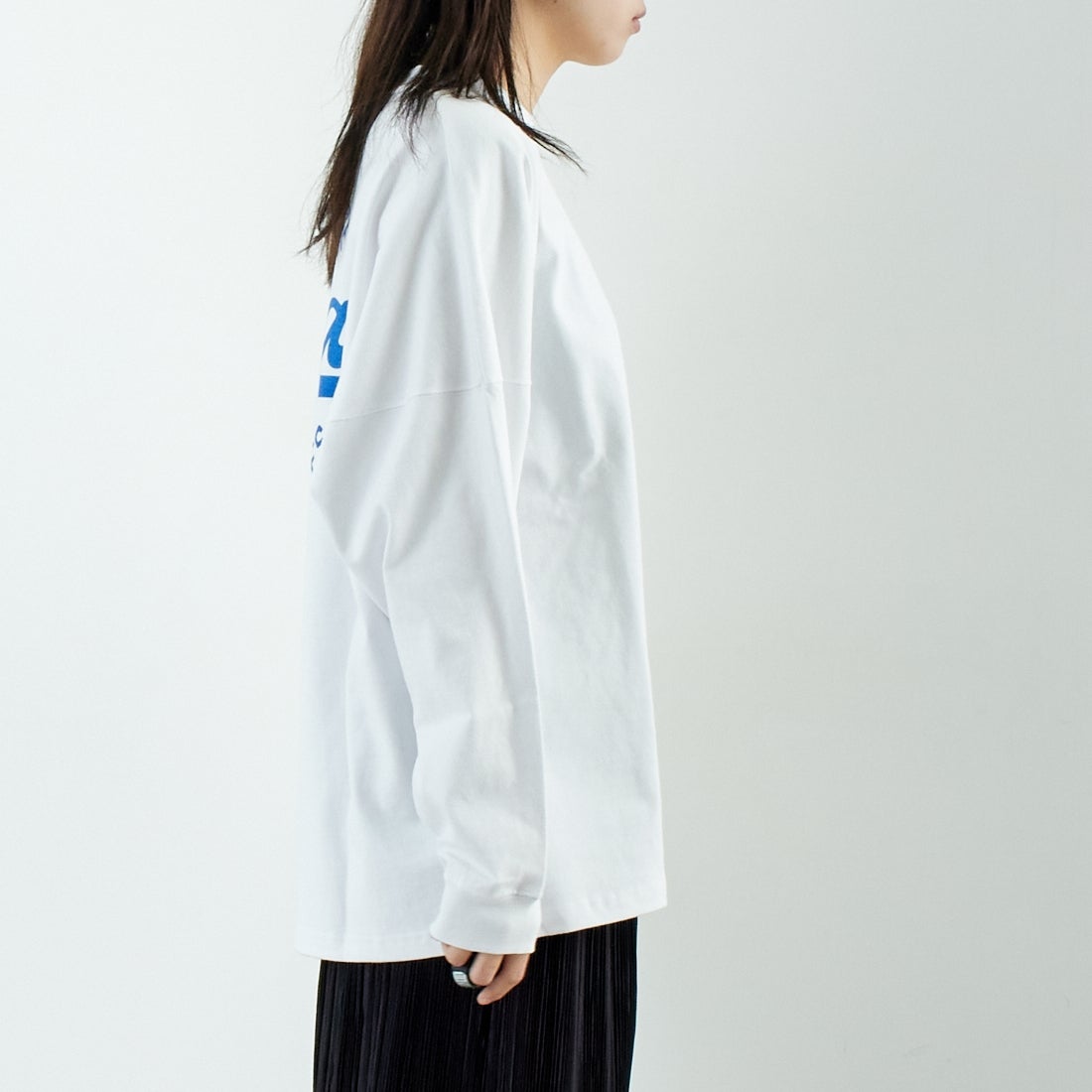 RVCA [ルーカ] スクリプトシールド ロングスリーブTシャツ [BF041-152] WHT &&モデル身長：167cm 着用サイズ：S&&