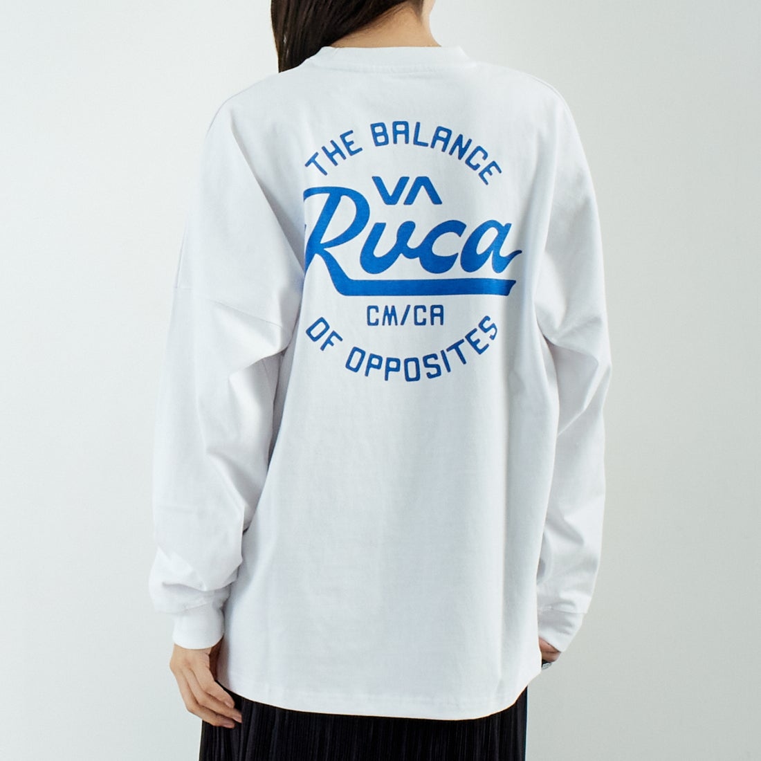 RVCA [ルーカ] スクリプトシールド ロングスリーブTシャツ [BF041-152] WHT &&モデル身長：167cm 着用サイズ：S&&