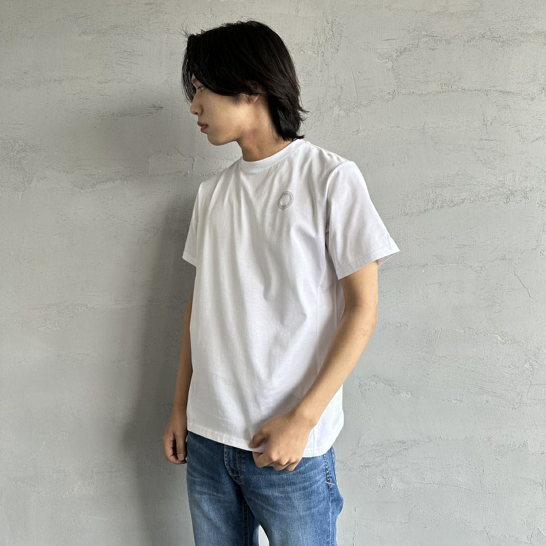 1PIU1UGUALE3 RELAX [ウノ ピゥ ウノ ウグァーレ トレ] 別注 メッシュデザイン バックプリントTシャツ [UST-25120IN-JF] WHITE &&モデル身長：179cm 着用サイズ：M&&