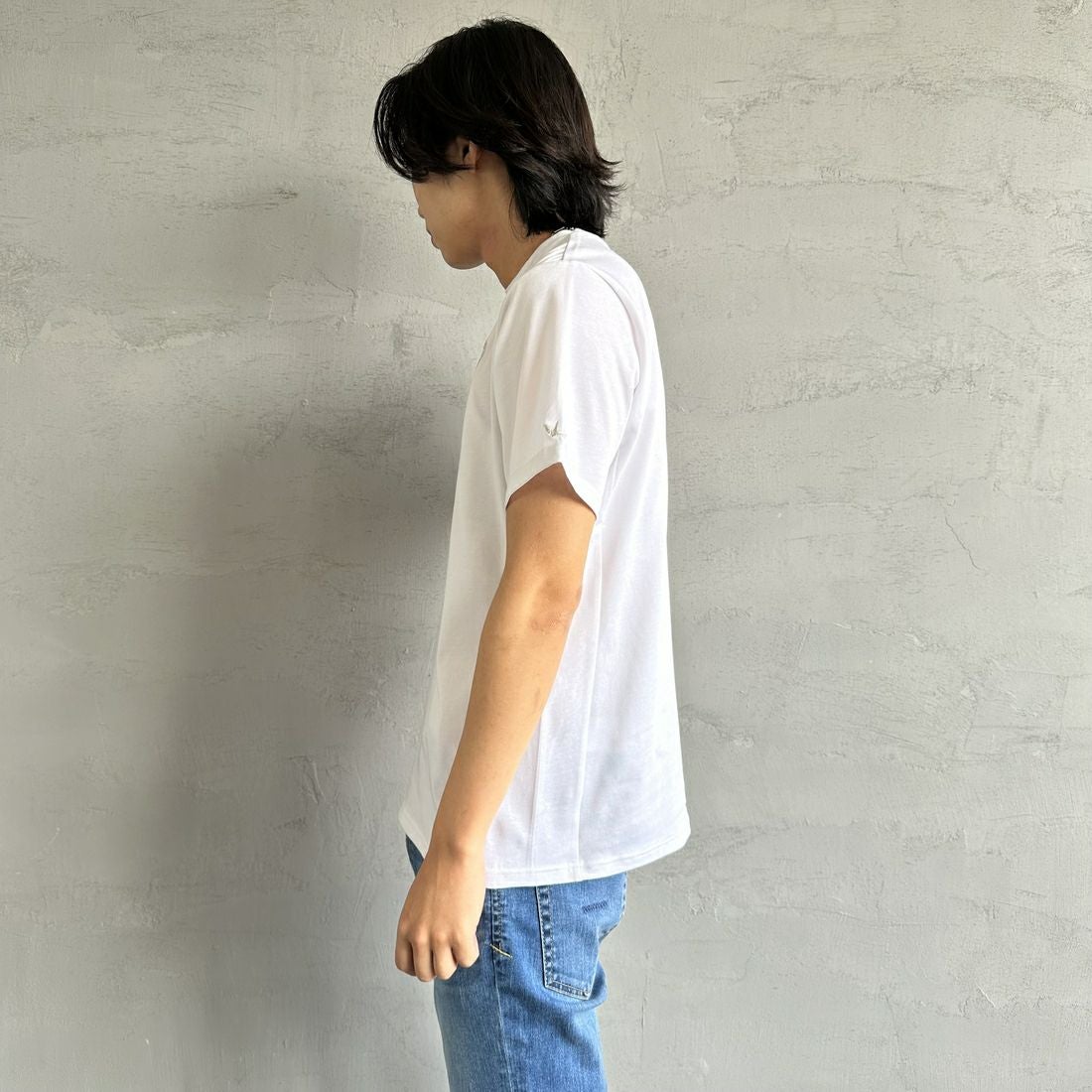 1PIU1UGUALE3 RELAX [ウノ ピゥ ウノ ウグァーレ トレ] 別注 メッシュデザイン バックプリントTシャツ [UST-25120IN-JF] WHITE &&モデル身長：179cm 着用サイズ：M&&