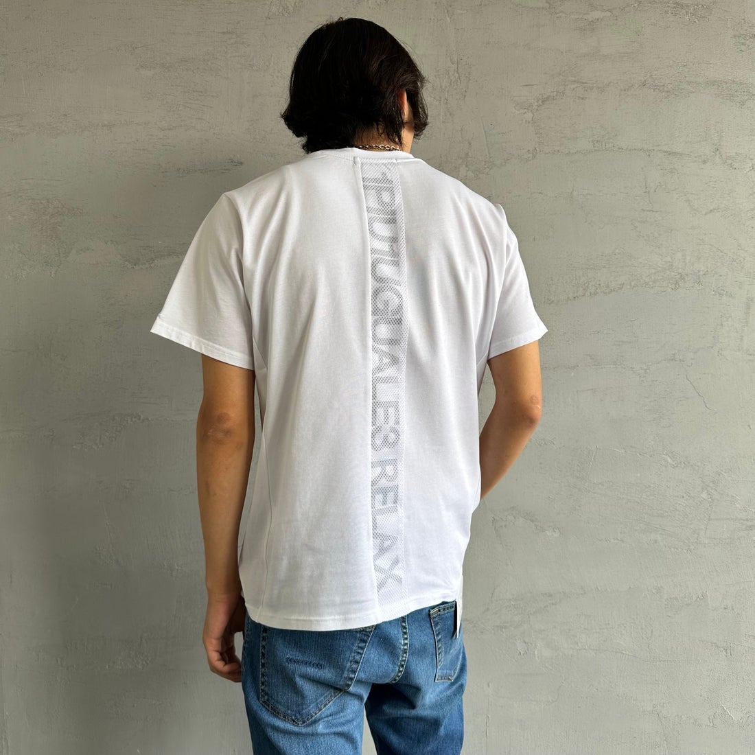 1PIU1UGUALE3 RELAX [ウノ ピゥ ウノ ウグァーレ トレ] 別注 メッシュデザイン バックプリントTシャツ [UST-25120IN-JF] WHITE &&モデル身長：179cm 着用サイズ：M&&