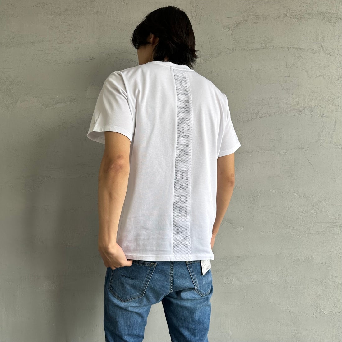 1PIU1UGUALE3 RELAX [ウノ ピゥ ウノ ウグァーレ トレ] 別注 メッシュデザイン バックプリントTシャツ [UST-25120IN-JF] WHITE &&モデル身長：179cm 着用サイズ：M&&