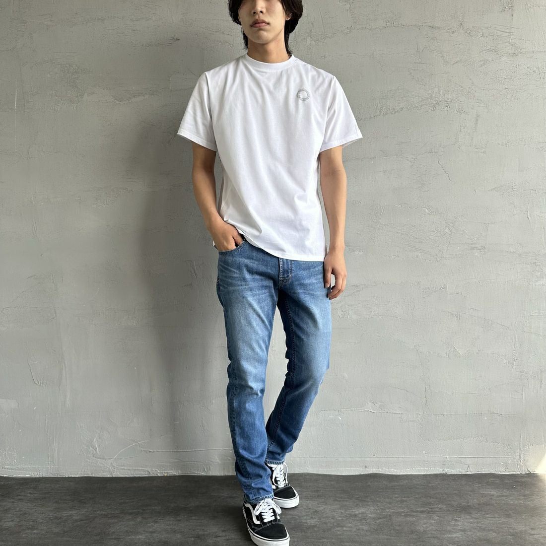 1PIU1UGUALE3 RELAX [ウノ ピゥ ウノ ウグァーレ トレ] 別注 メッシュデザイン バックプリントTシャツ [UST-25120IN-JF] WHITE &&モデル身長：179cm 着用サイズ：M&&