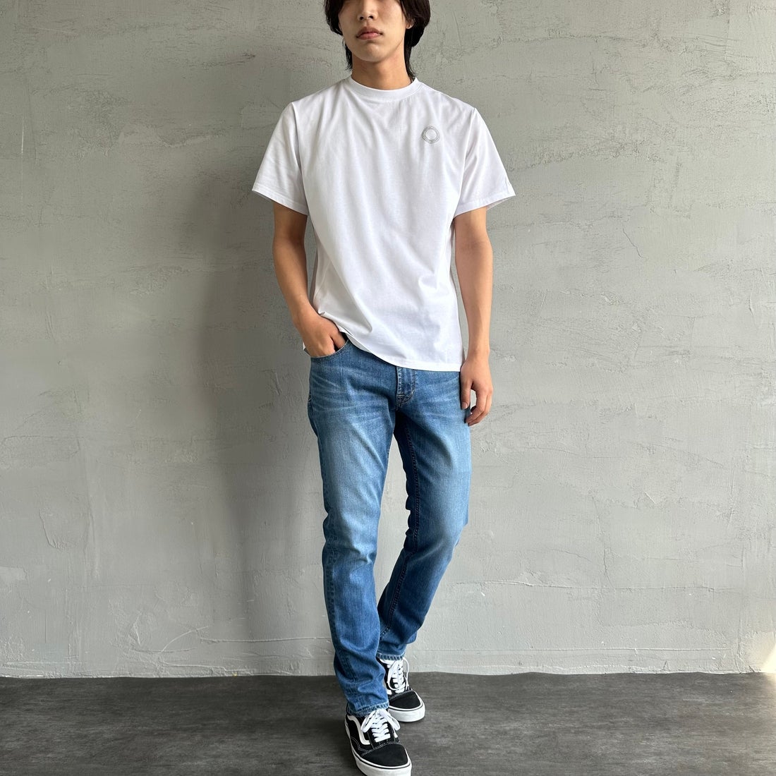 1PIU1UGUALE3 RELAX [ウノ ピゥ ウノ ウグァーレ トレ] 別注 メッシュデザイン バックプリントTシャツ [UST-25120IN-JF] WHITE &&モデル身長：179cm 着用サイズ：M&&