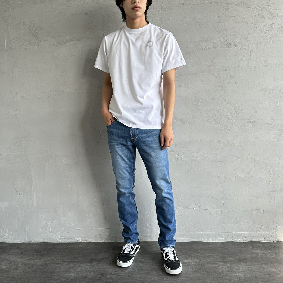 1PIU1UGUALE3 RELAX [ウノ ピゥ ウノ ウグァーレ トレ] 別注 メッシュデザイン バックプリントTシャツ [UST-25120IN-JF] WHITE &&モデル身長：179cm 着用サイズ：M&&