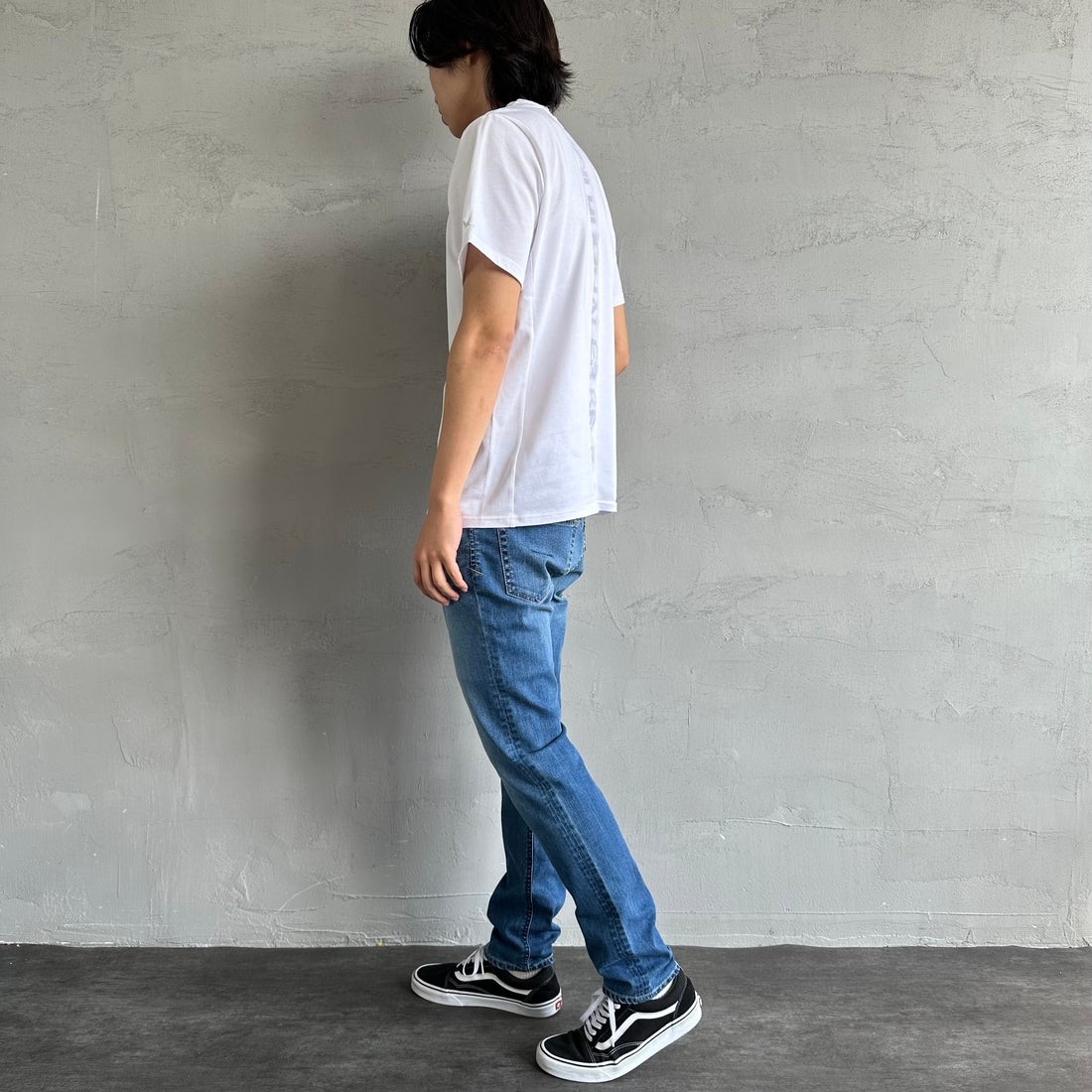 1PIU1UGUALE3 RELAX [ウノ ピゥ ウノ ウグァーレ トレ] 別注 メッシュデザイン バックプリントTシャツ [UST-25120IN-JF] WHITE &&モデル身長：179cm 着用サイズ：M&&