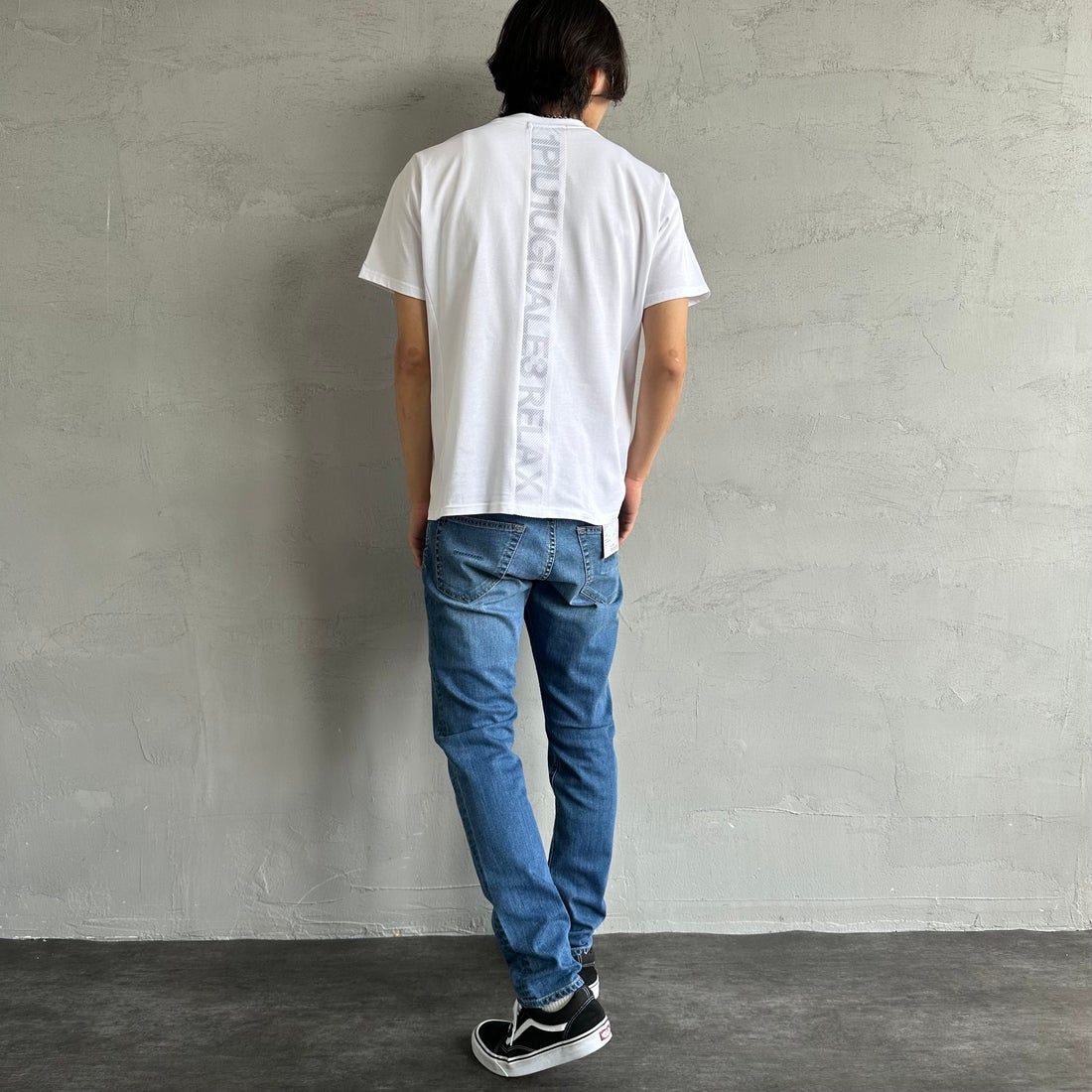 1PIU1UGUALE3 RELAX [ウノ ピゥ ウノ ウグァーレ トレ] 別注 メッシュデザイン バックプリントTシャツ [UST-25120IN-JF] WHITE &&モデル身長：179cm 着用サイズ：M&&