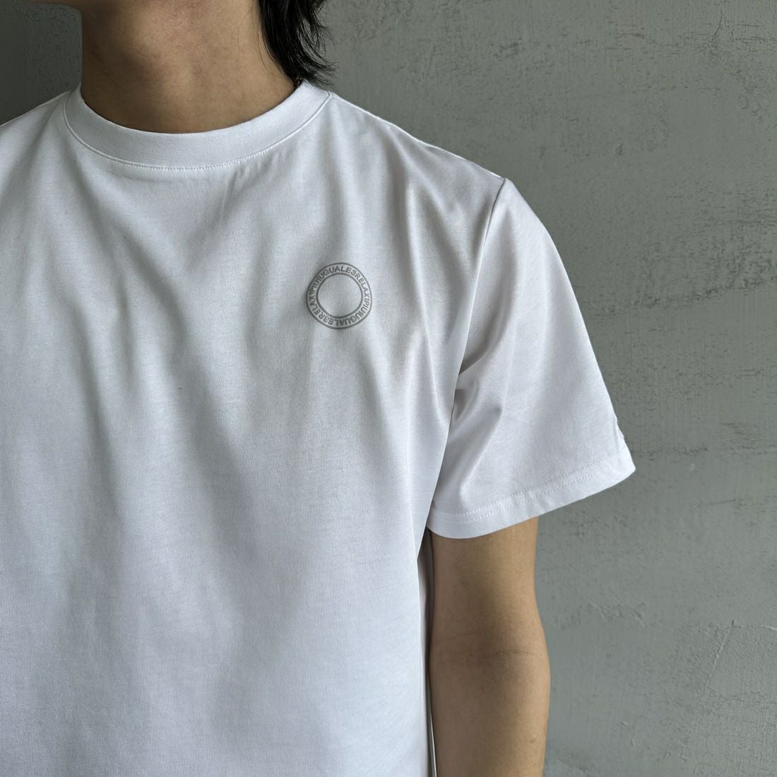 1PIU1UGUALE3 RELAX [ウノ ピゥ ウノ ウグァーレ トレ] 別注 メッシュデザイン バックプリントTシャツ [UST-25120IN-JF] WHITE