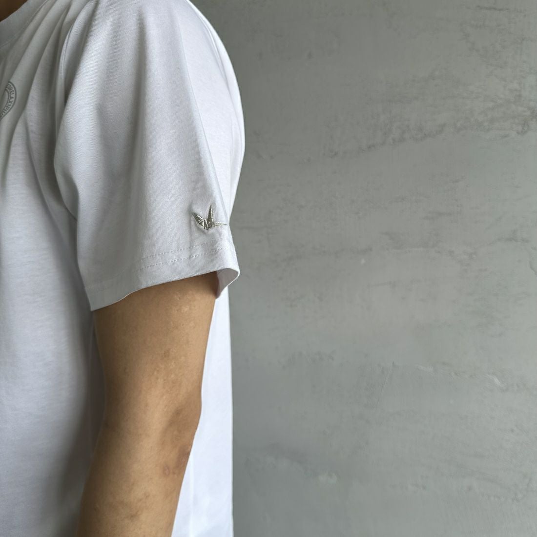 1PIU1UGUALE3 RELAX [ウノ ピゥ ウノ ウグァーレ トレ] 別注 メッシュデザイン バックプリントTシャツ [UST-25120IN-JF] WHITE