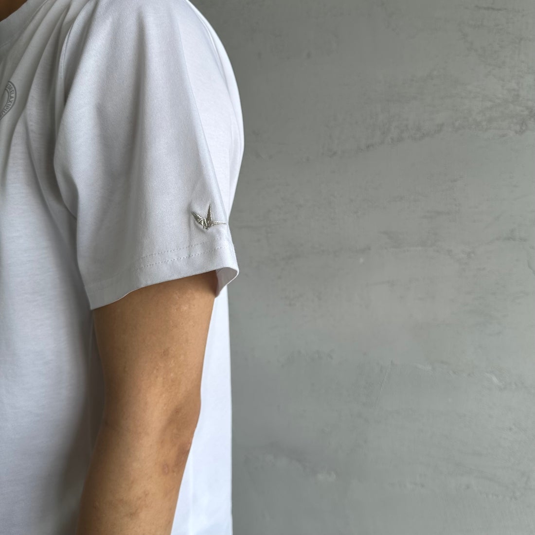 1PIU1UGUALE3 RELAX [ウノ ピゥ ウノ ウグァーレ トレ] 別注 メッシュデザイン バックプリントTシャツ [UST-25120IN-JF] WHITE