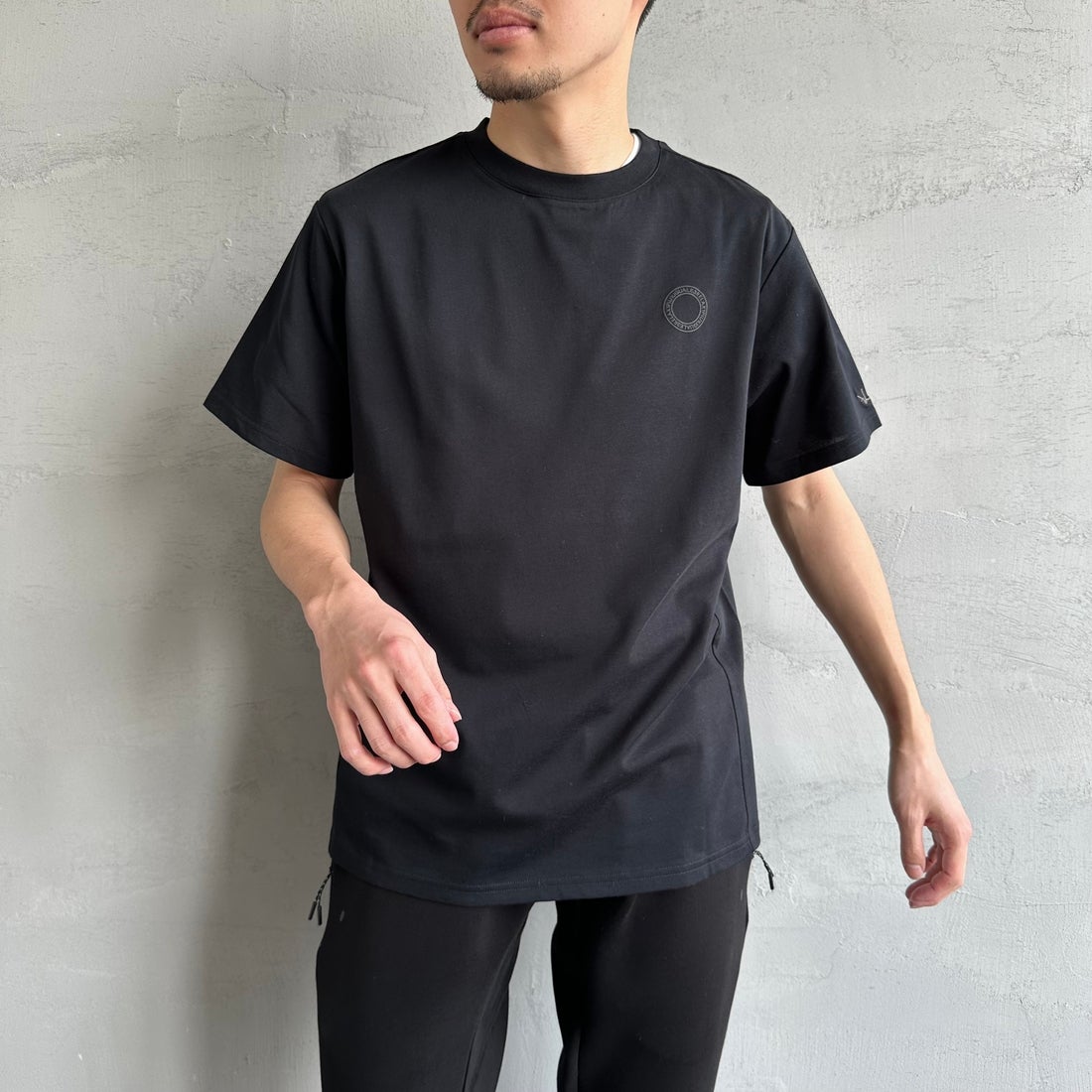 1PIU1UGUALE3 RELAX [ウノ ピゥ ウノ ウグァーレ トレ] 別注 メッシュデザイン バックプリントTシャツ [UST-25120IN-JF] BLACK &&モデル身長：168cm 着用サイズ：M&&