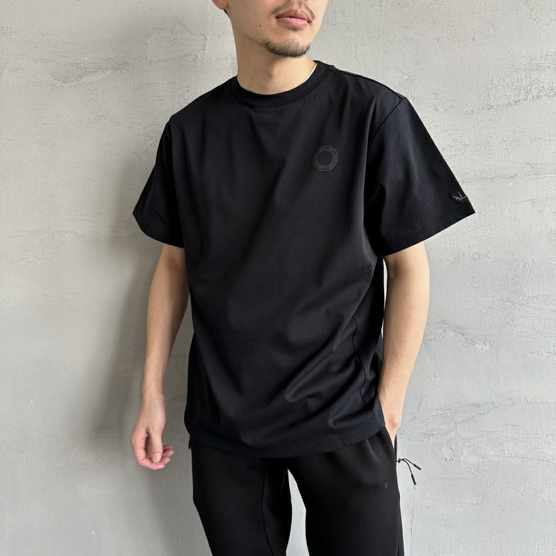 1PIU1UGUALE3 RELAX [ウノ ピゥ ウノ ウグァーレ トレ] 別注 メッシュデザイン バックプリントTシャツ [UST-25120IN-JF] BLACK &&モデル身長：168cm 着用サイズ：M&&