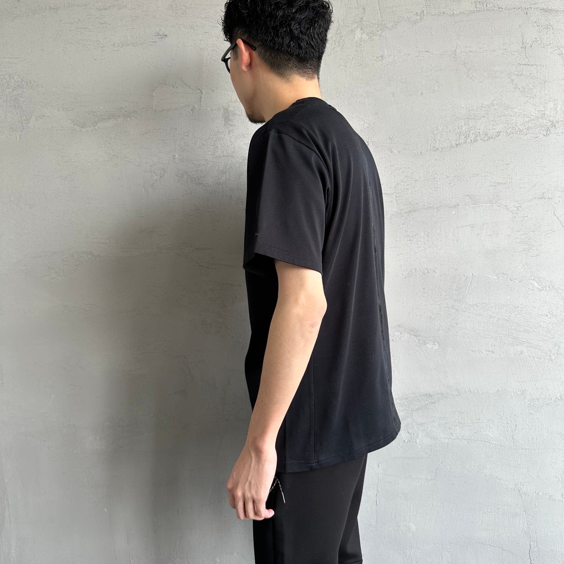 1PIU1UGUALE3 RELAX [ウノ ピゥ ウノ ウグァーレ トレ] 別注 メッシュデザイン バックプリントTシャツ [UST-25120IN-JF] BLACK &&モデル身長：168cm 着用サイズ：M&&