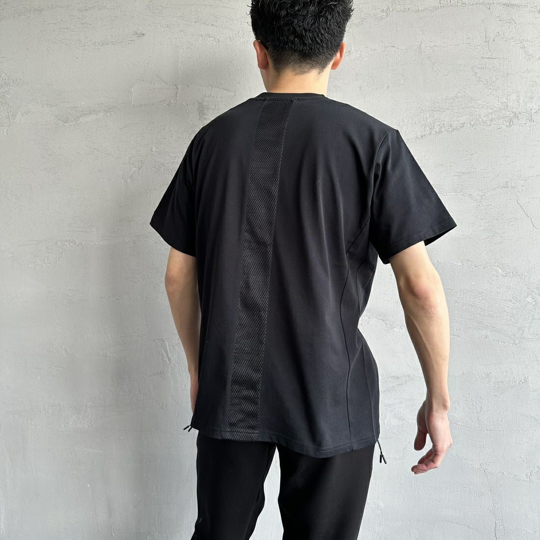 1PIU1UGUALE3 RELAX [ウノ ピゥ ウノ ウグァーレ トレ] 別注 メッシュデザイン バックプリントTシャツ [UST-25120IN-JF] BLACK &&モデル身長：168cm 着用サイズ：M&&