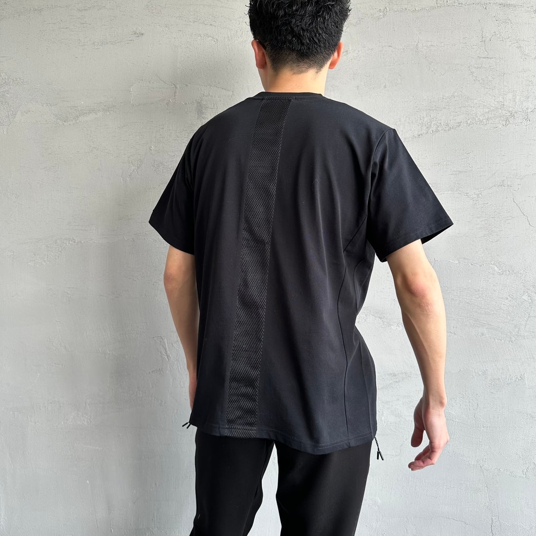 1PIU1UGUALE3 RELAX [ウノ ピゥ ウノ ウグァーレ トレ] 別注 メッシュデザイン バックプリントTシャツ [UST-25120IN-JF] BLACK &&モデル身長：168cm 着用サイズ：M&&