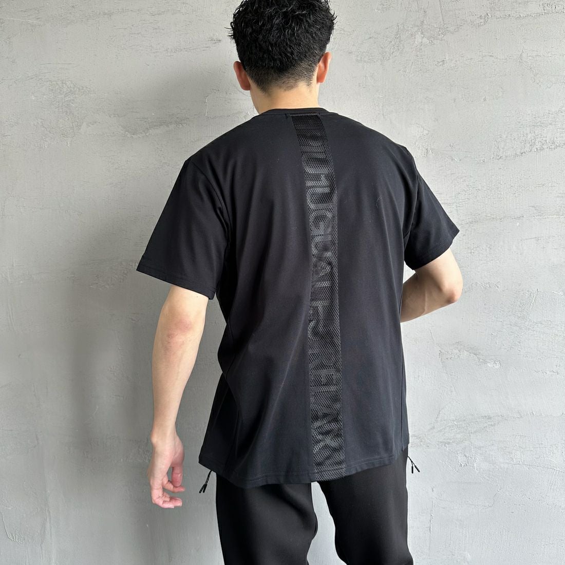 1PIU1UGUALE3 RELAX [ウノ ピゥ ウノ ウグァーレ トレ] 別注 メッシュデザイン バックプリントTシャツ [UST-25120IN-JF] BLACK &&モデル身長：168cm 着用サイズ：M&&