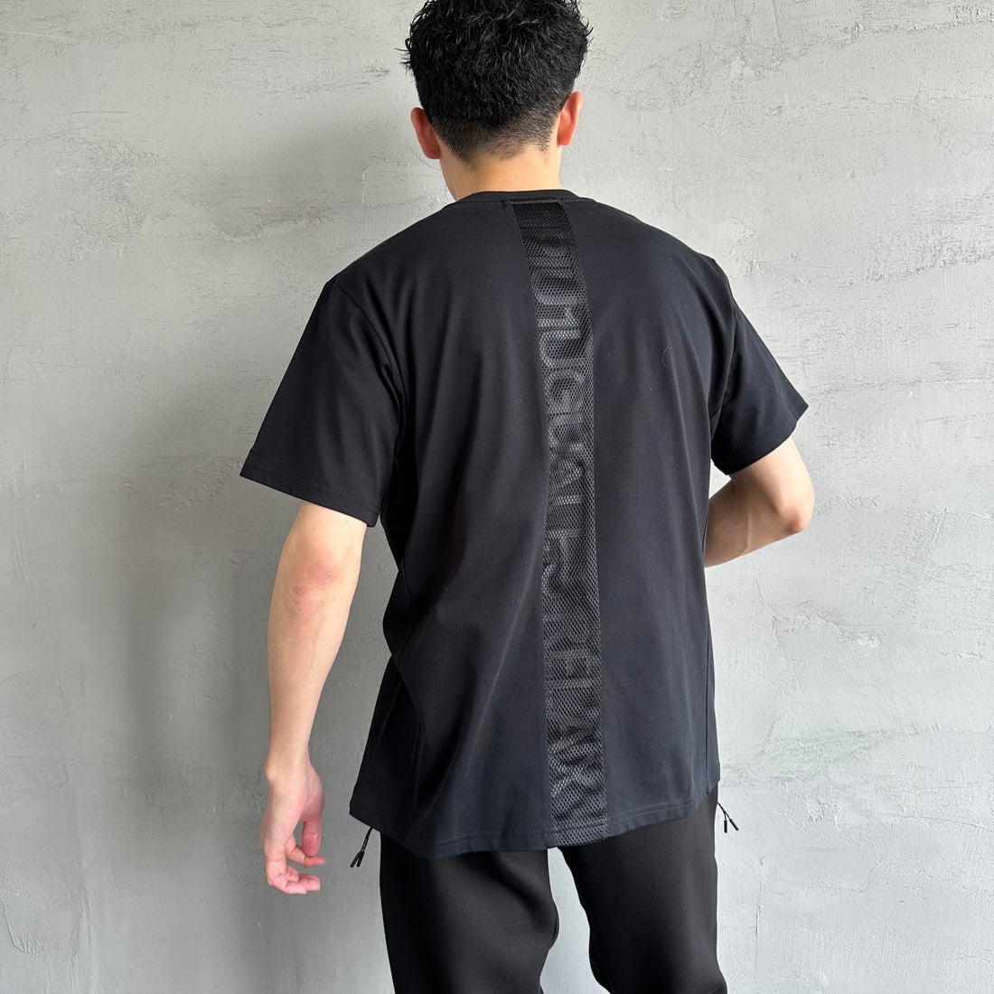 1PIU1UGUALE3 RELAX [ウノ ピゥ ウノ ウグァーレ トレ] 別注 メッシュデザイン バックプリントTシャツ [UST-25120IN-JF] BLACK &&モデル身長：168cm 着用サイズ：M&&