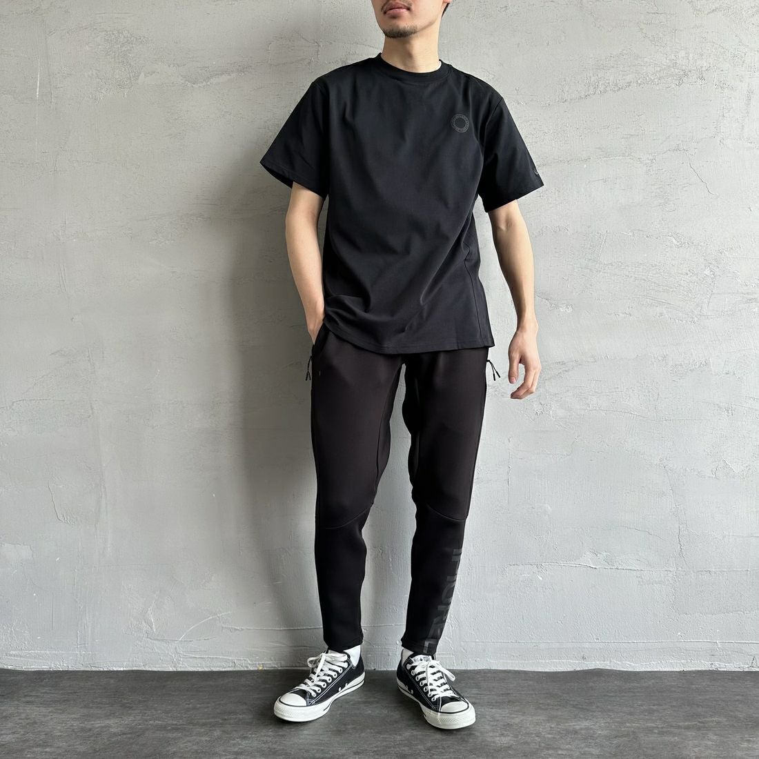 1PIU1UGUALE3 RELAX [ウノ ピゥ ウノ ウグァーレ トレ] 別注 メッシュデザイン バックプリントTシャツ [UST-25120IN-JF] BLACK &&モデル身長：168cm 着用サイズ：M&&