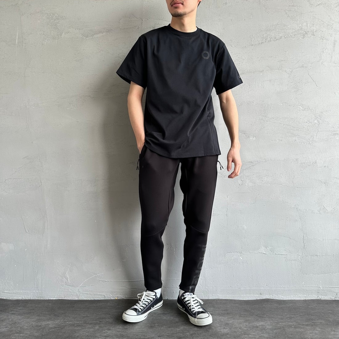 1PIU1UGUALE3 RELAX [ウノ ピゥ ウノ ウグァーレ トレ] 別注 メッシュデザイン バックプリントTシャツ [UST-25120IN-JF] BLACK &&モデル身長：168cm 着用サイズ：M&&