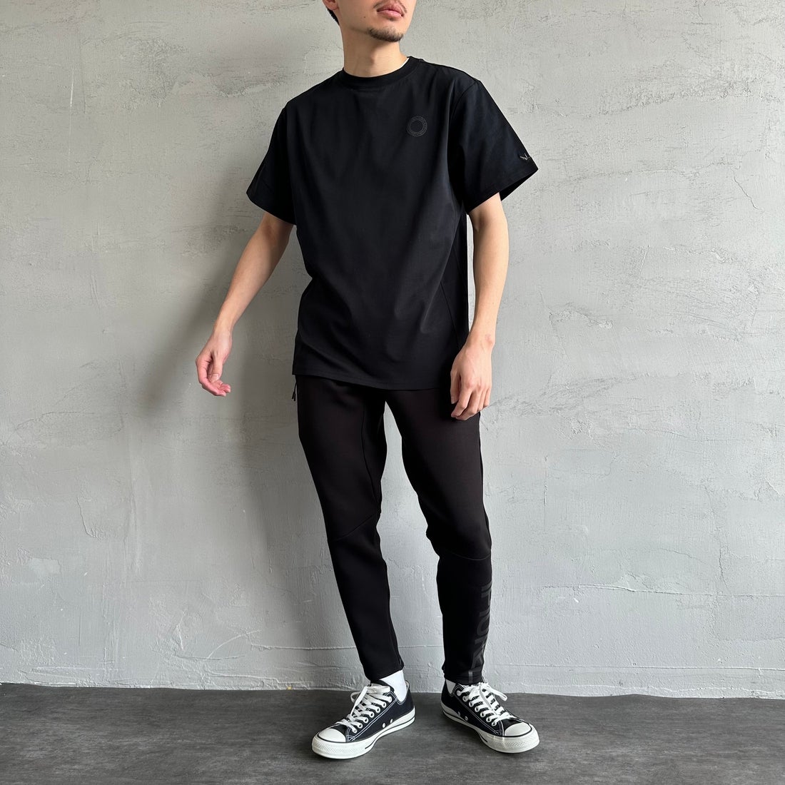 1PIU1UGUALE3 RELAX [ウノ ピゥ ウノ ウグァーレ トレ] 別注 メッシュデザイン バックプリントTシャツ [UST-25120IN-JF] BLACK &&モデル身長：168cm 着用サイズ：M&&