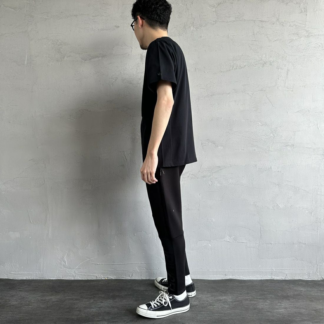 1PIU1UGUALE3 RELAX [ウノ ピゥ ウノ ウグァーレ トレ] 別注 メッシュデザイン バックプリントTシャツ [UST-25120IN-JF] BLACK &&モデル身長：168cm 着用サイズ：M&&