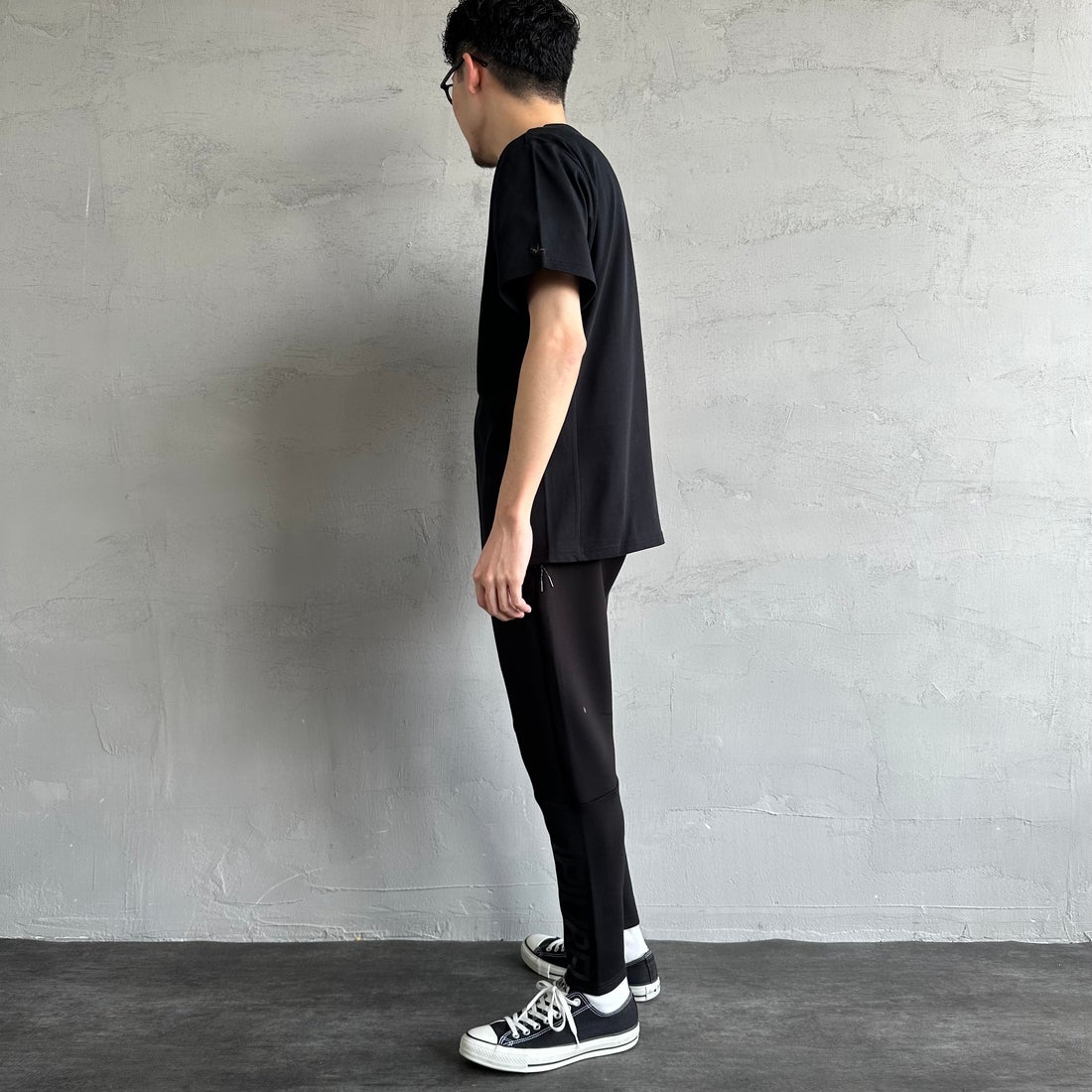 1PIU1UGUALE3 RELAX [ウノ ピゥ ウノ ウグァーレ トレ] 別注 メッシュデザイン バックプリントTシャツ [UST-25120IN-JF] BLACK &&モデル身長：168cm 着用サイズ：M&&