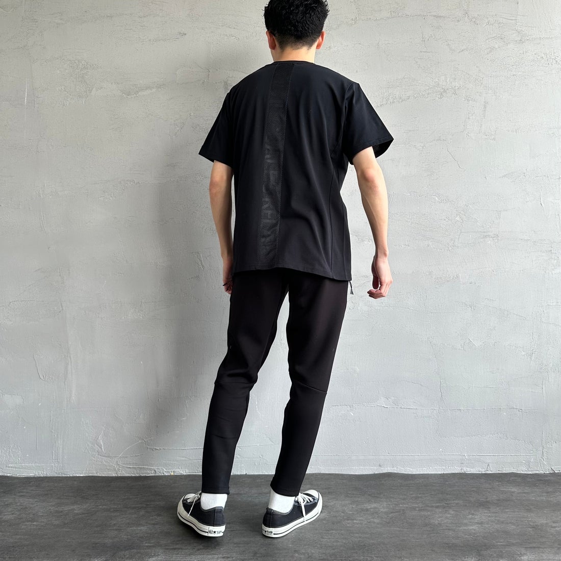 1PIU1UGUALE3 RELAX [ウノ ピゥ ウノ ウグァーレ トレ] 別注 メッシュデザイン バックプリントTシャツ [UST-25120IN-JF] BLACK &&モデル身長：168cm 着用サイズ：M&&