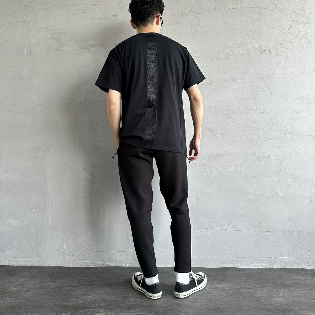 1PIU1UGUALE3 RELAX [ウノ ピゥ ウノ ウグァーレ トレ] 別注 メッシュデザイン バックプリントTシャツ [UST-25120IN-JF] BLACK &&モデル身長：168cm 着用サイズ：M&&