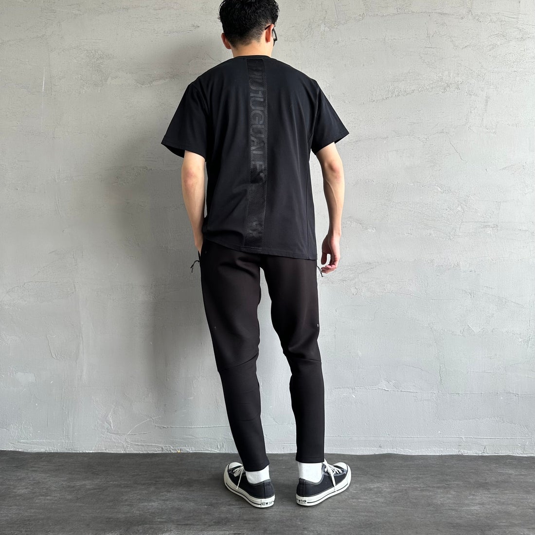 1PIU1UGUALE3 RELAX [ウノ ピゥ ウノ ウグァーレ トレ] 別注 メッシュデザイン バックプリントTシャツ [UST-25120IN-JF] BLACK &&モデル身長：168cm 着用サイズ：M&&