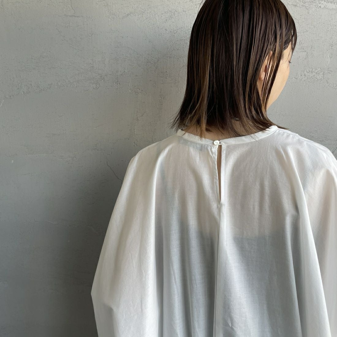 mizuiro ind [ミズイロインド] ドルマンボリュームプルオーバー [1-230109] 11 O.WHITE &&モデル身長：158cm 着用サイズ：F&&