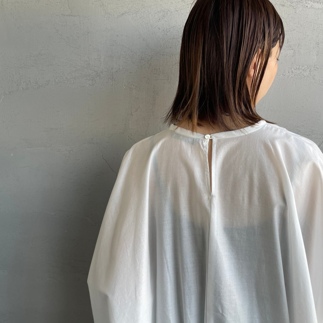 mizuiro ind [ミズイロインド] ドルマンボリュームプルオーバー [1-230109] 11 O.WHITE &&モデル身長：158cm 着用サイズ：F&&